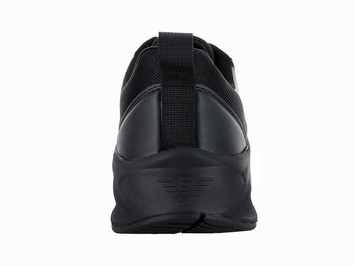 Tenis deportivos Emporio Armani color negro con logotipo dorado y agujetas.