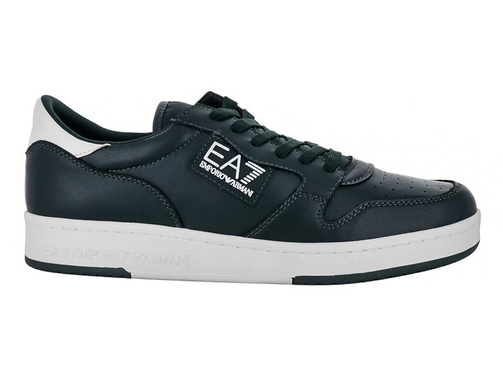 Tenis Emporio Armani color verde oscuro con suela y detalles en blanco.