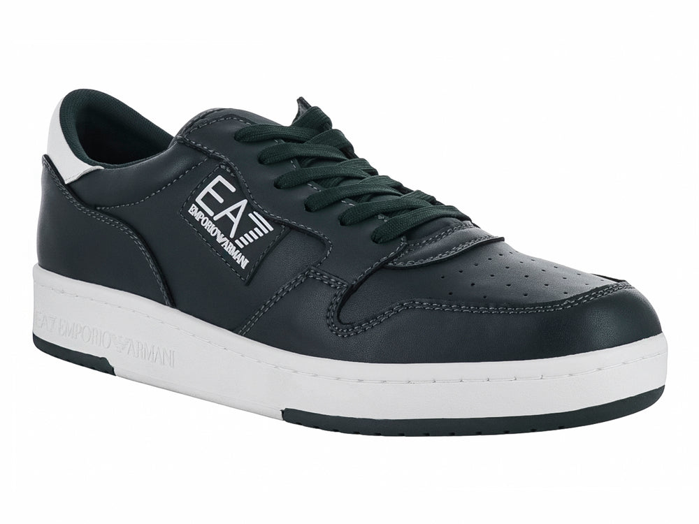 Tenis Emporio Armani color verde oscuro con suela y detalles en blanco.