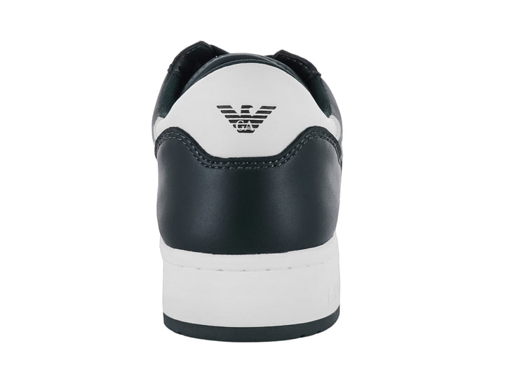 Tenis Emporio Armani color verde oscuro con suela y detalles en blanco.