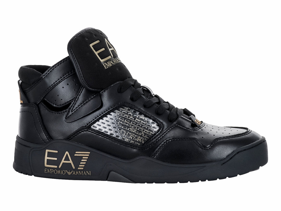 Tenis deportivos Emporio Armani en color negro con detalles dorados y panel lateral texturizado.