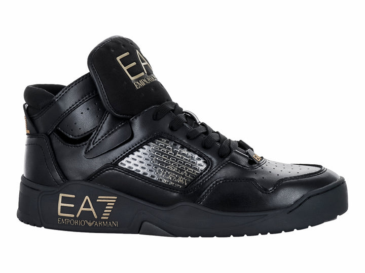 Tenis deportivos Emporio Armani en color negro con detalles dorados y panel lateral texturizado.