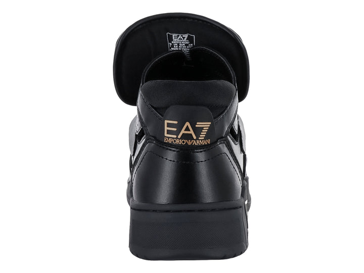 Tenis deportivos Emporio Armani en color negro con detalles dorados y panel lateral texturizado.