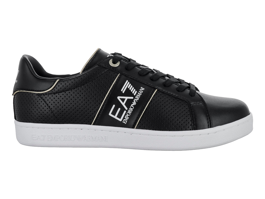 Tenis negros Emporio Armani con detalles blancos, suela blanca y textura perforada en los laterales.