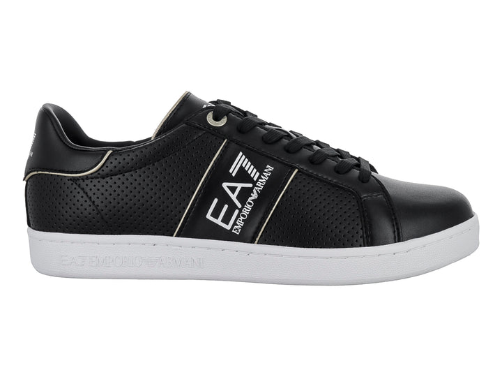 Tenis negros Emporio Armani con detalles blancos, suela blanca y textura perforada en los laterales.