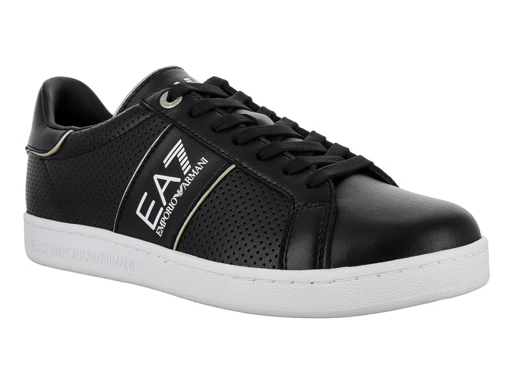Tenis negros Emporio Armani con detalles blancos, suela blanca y textura perforada en los laterales.