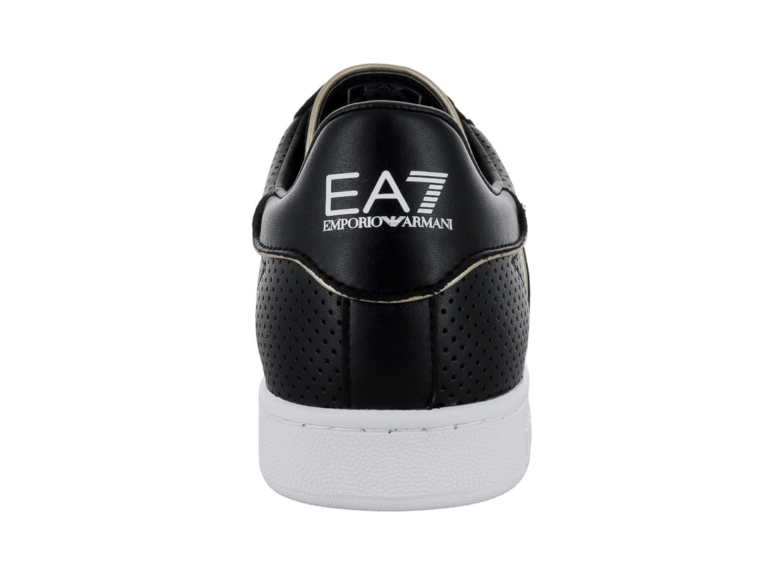 Tenis negros Emporio Armani con detalles blancos, suela blanca y textura perforada en los laterales.