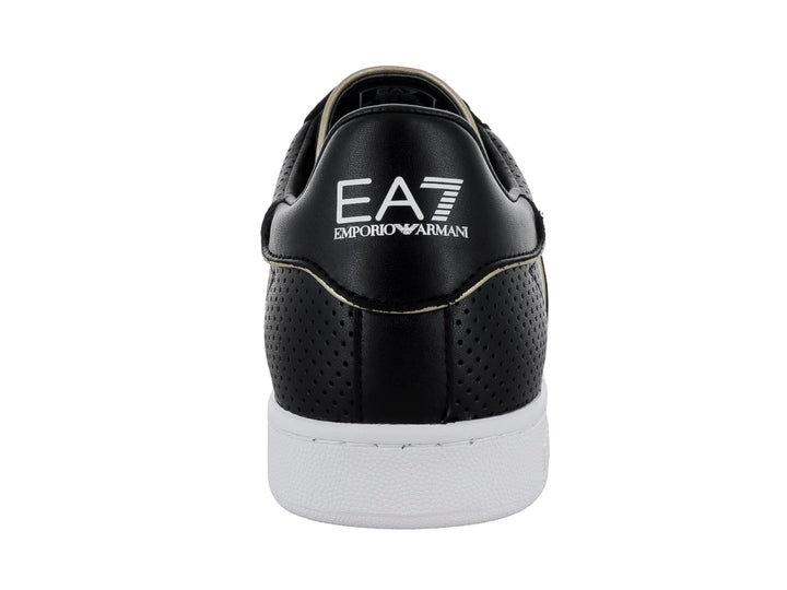 Tenis negros Emporio Armani con detalles blancos, suela blanca y textura perforada en los laterales.
