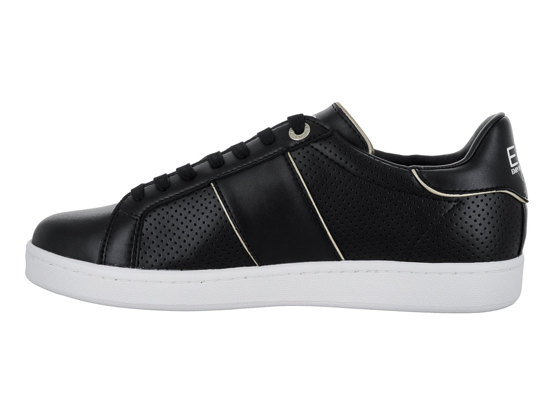 Tenis negros Emporio Armani con detalles blancos, suela blanca y textura perforada en los laterales.