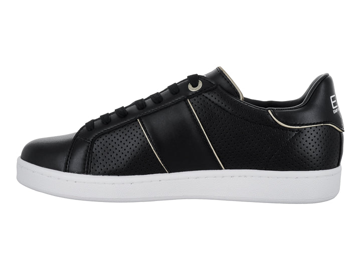 Tenis negros Emporio Armani con detalles blancos, suela blanca y textura perforada en los laterales.