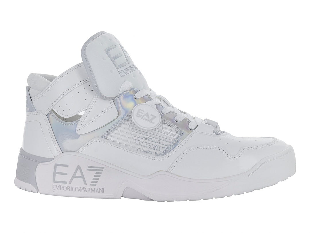 Tenis deportivos blancos Emporio Armani con detalles iridiscentes y logotipo EA7 en el costado.