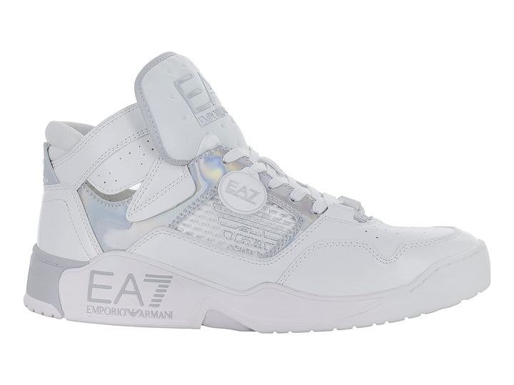 Tenis deportivos blancos Emporio Armani con detalles iridiscentes y logotipo EA7 en el costado.