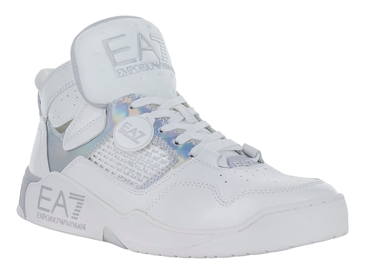 Tenis deportivos blancos Emporio Armani con detalles iridiscentes y logotipo EA7 en el costado.
