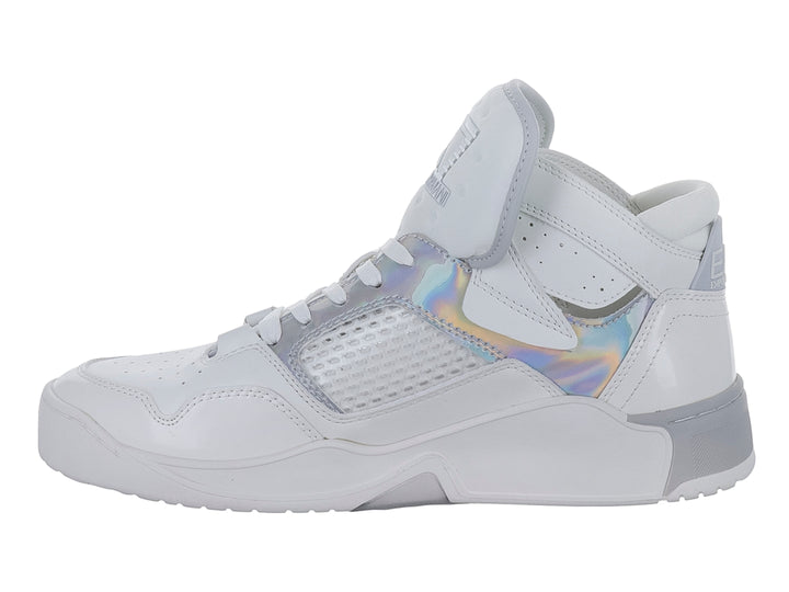 Tenis deportivos blancos Emporio Armani con detalles iridiscentes y logotipo EA7 en el costado.