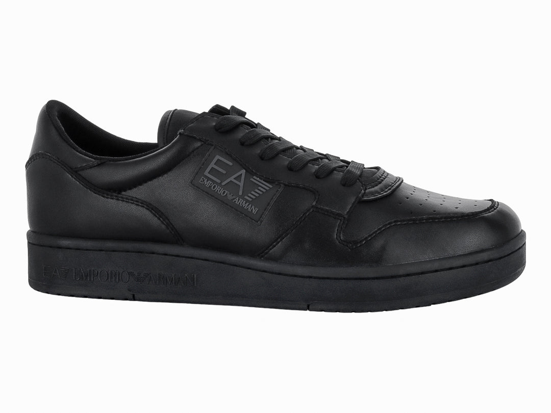 Tenis Emporio Armani modelo Millenium en color negro total con logo EA7 grabado en el lateral.