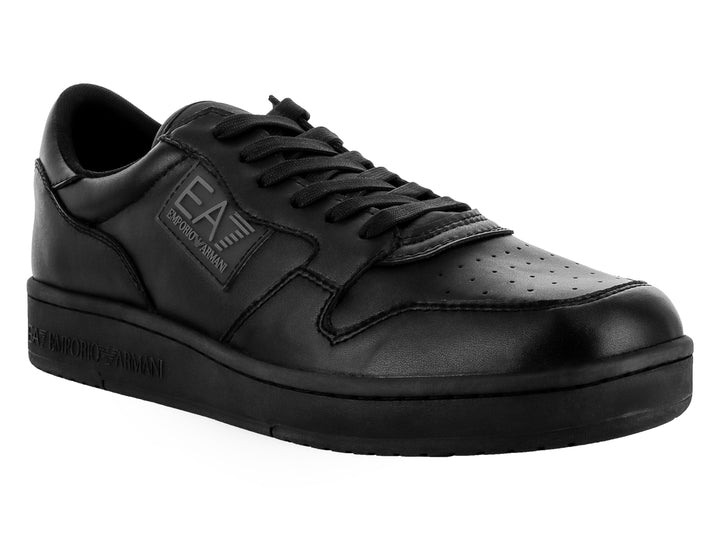 Tenis Emporio Armani modelo Millenium en color negro total con logo EA7 grabado en el lateral.