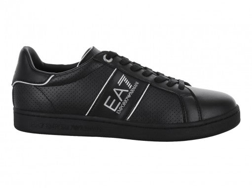 Tenis negros de cuero Emporio Armani con detalles blancos y textura perforada en los laterales.