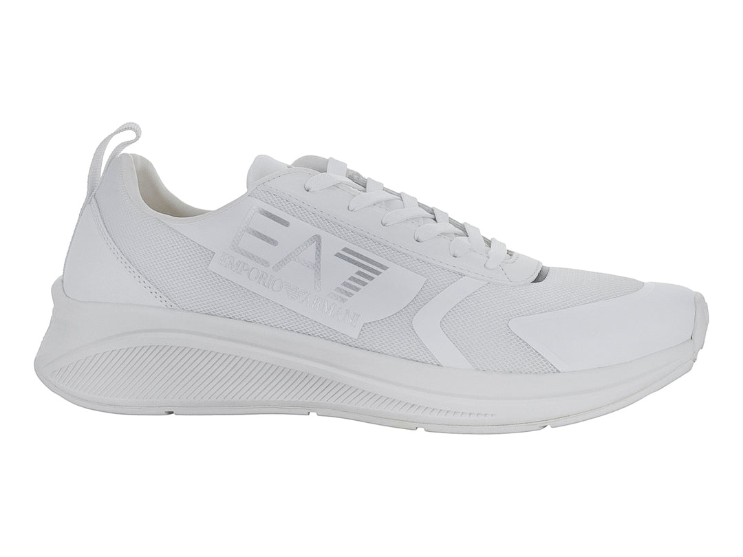 Tenis deportivos Emporio Armani en color blanco con detalles plateados y tejido de malla.