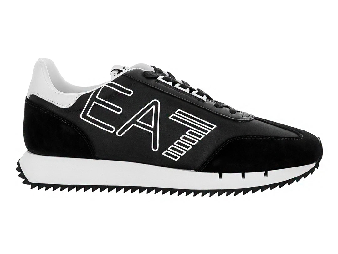 Tenis Emporio Armani EA7 color negro con suela blanca y logotipo EA7 en el lateral.
