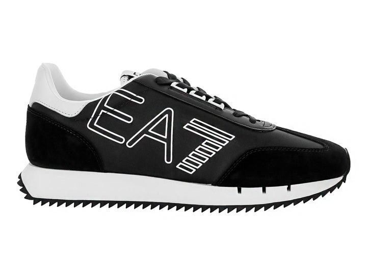 Tenis Emporio Armani EA7 color negro con suela blanca y logotipo EA7 en el lateral.