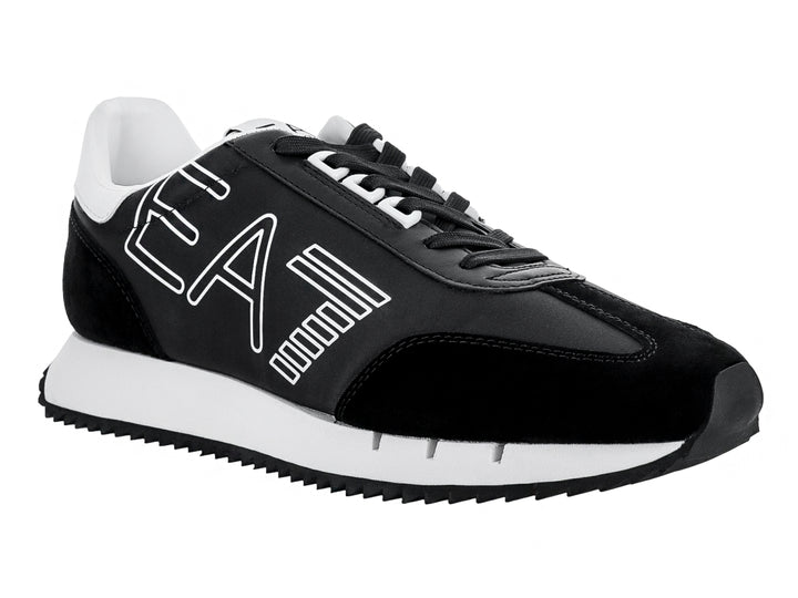 Tenis Emporio Armani EA7 color negro con suela blanca y logotipo EA7 en el lateral.