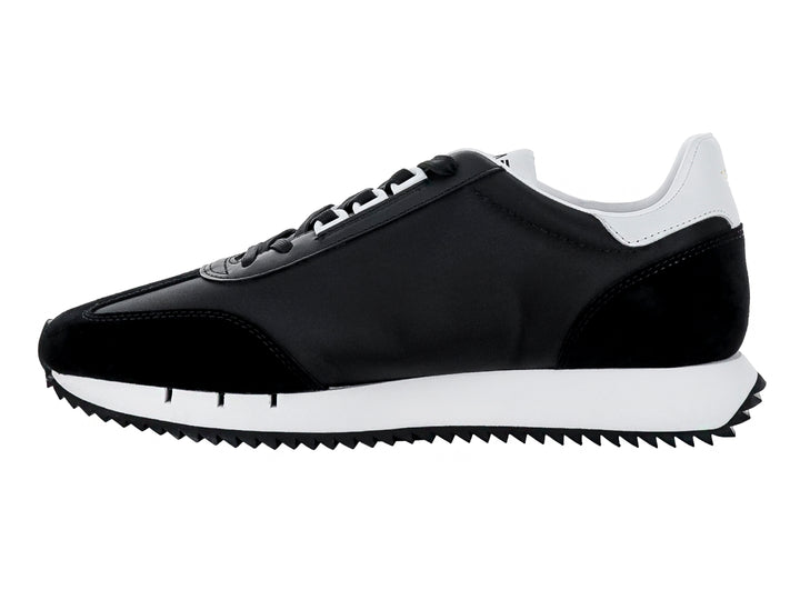 Tenis Emporio Armani EA7 color negro con suela blanca y logotipo EA7 en el lateral.