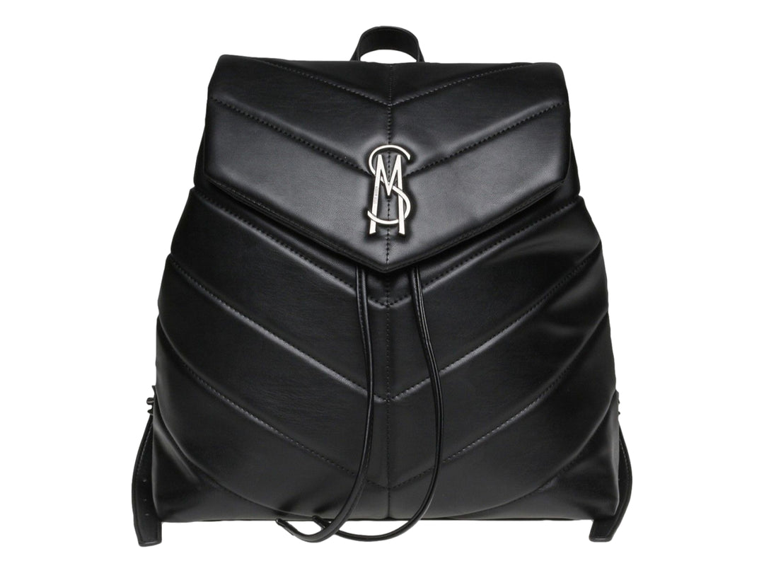 Mochila negra de Steve Madden con diseño acolchado en forma de V y logotipo metálico frontal.