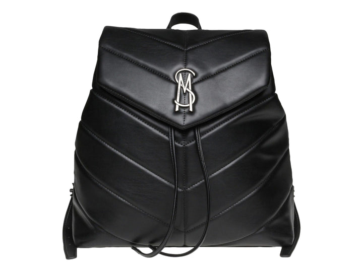 Mochila negra de Steve Madden con diseño acolchado en forma de V y logotipo metálico frontal.