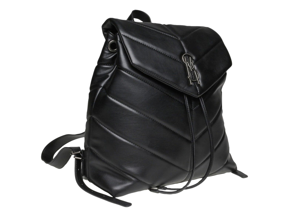 Mochila negra de Steve Madden con diseño acolchado en forma de V y logotipo metálico frontal.