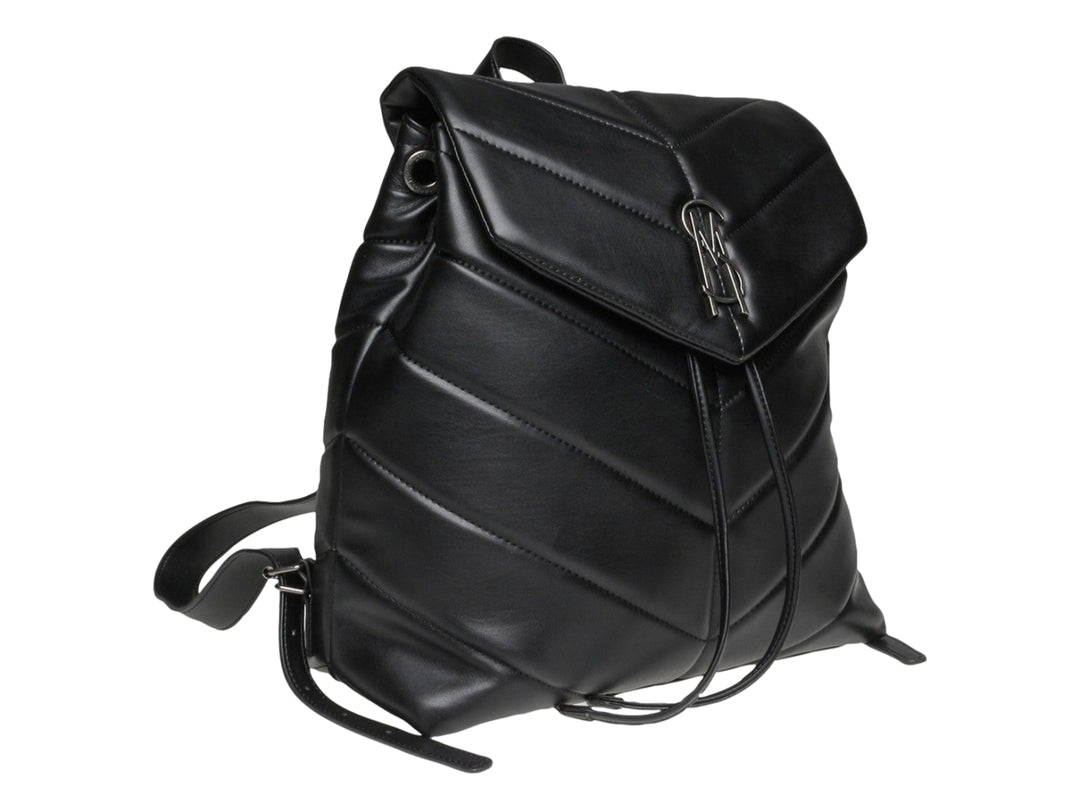 Mochila negra de Steve Madden con diseño acolchado en forma de V y logotipo metálico frontal.