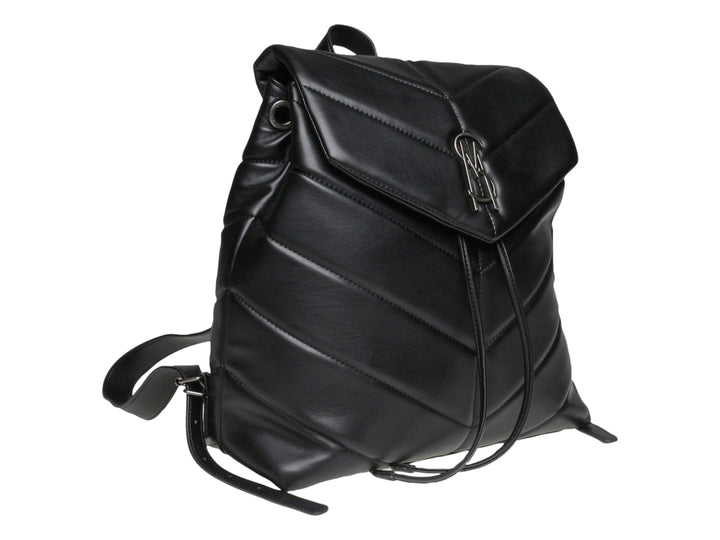 Mochila negra de Steve Madden con diseño acolchado en forma de V y logotipo metálico frontal.