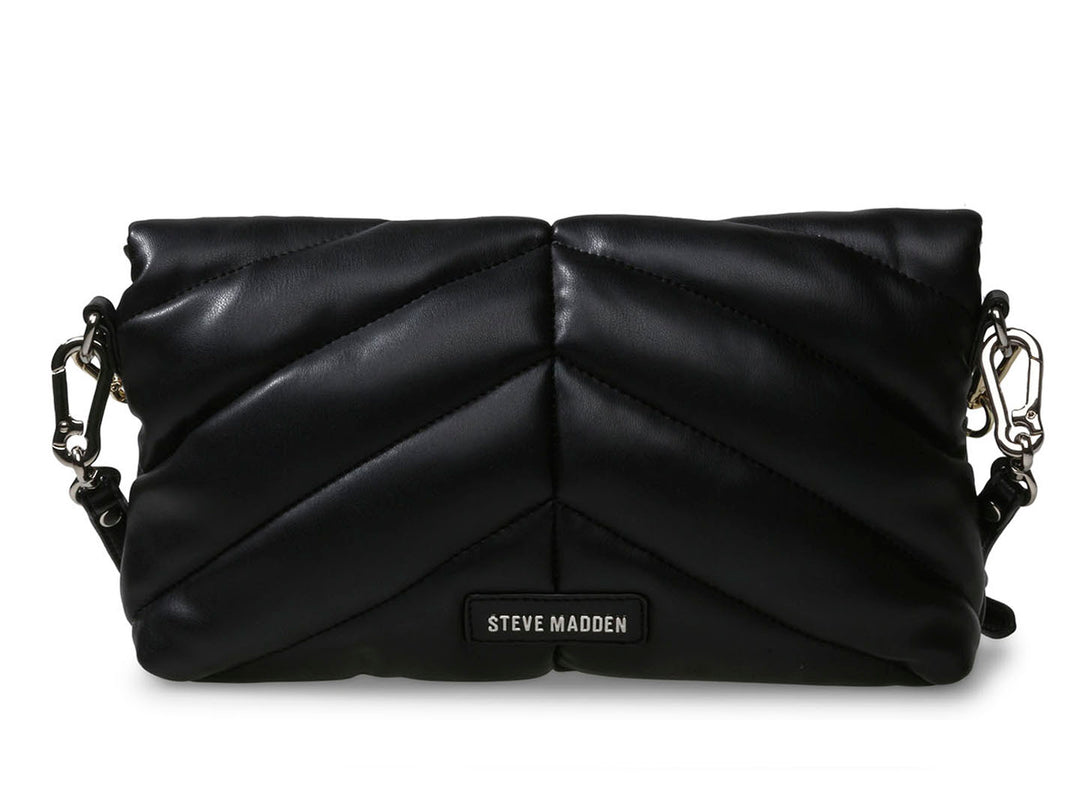 Bolso de hombro negro acolchado con diseño en chevron y herrajes plateados de la marca Steve Madden.