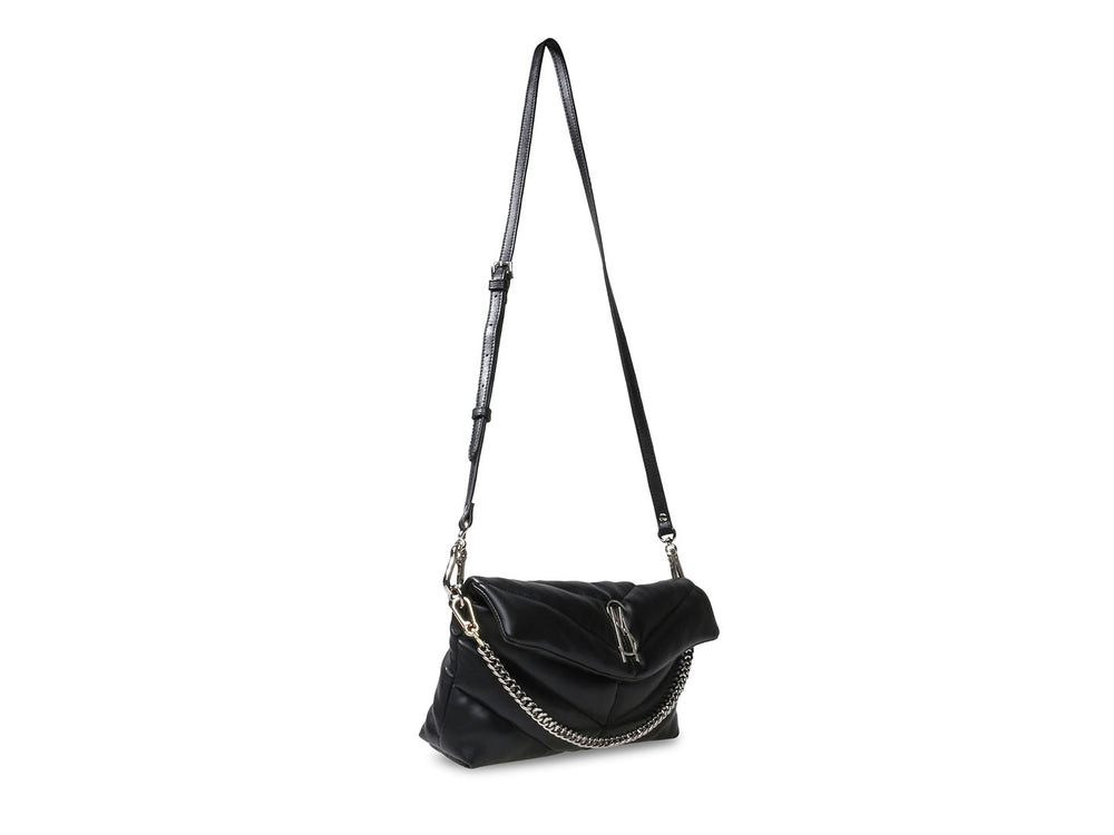 Bolso de hombro negro acolchado con diseño en chevron y herrajes plateados de la marca Steve Madden.
