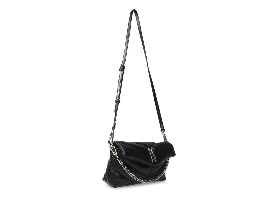 Bolso de hombro negro acolchado con diseño en chevron y herrajes plateados de la marca Steve Madden.
