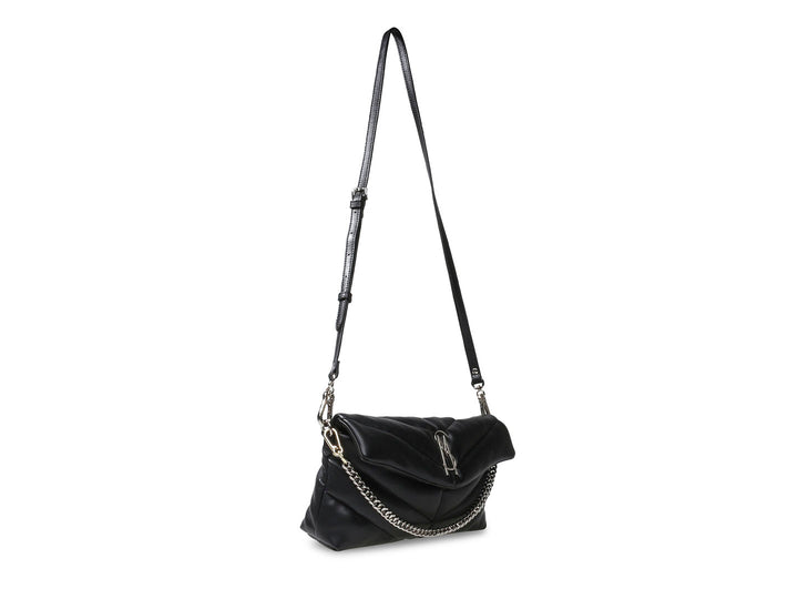Bolso de hombro negro acolchado con diseño en chevron y herrajes plateados de la marca Steve Madden.