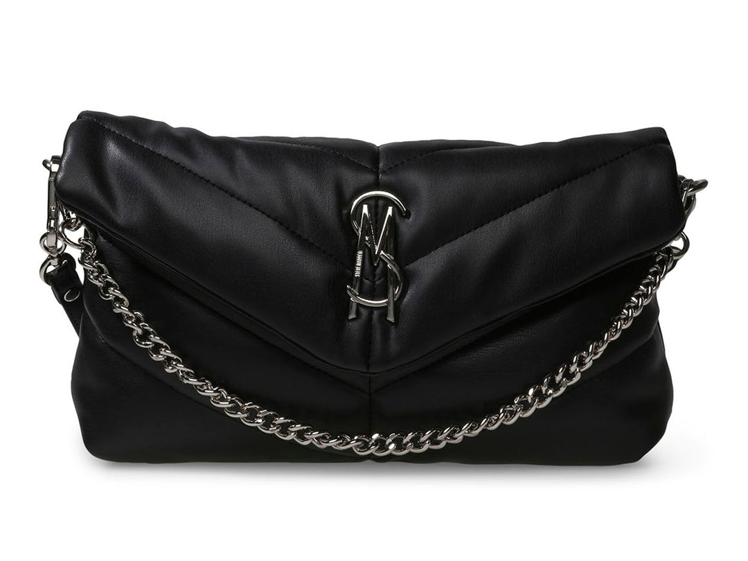 Bolso de hombro negro acolchado con diseño en chevron y herrajes plateados de la marca Steve Madden.