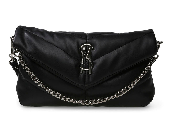 Bolso de hombro negro acolchado con diseño en chevron y herrajes plateados de la marca Steve Madden.