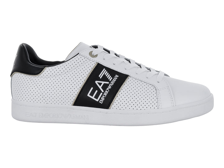Tenis blancos de piel Emporio Armani con franja negra lateral y detalles perforados.