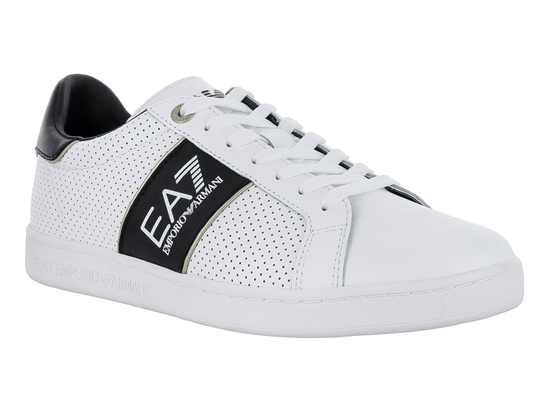 Tenis blancos de piel Emporio Armani con franja negra lateral y detalles perforados.