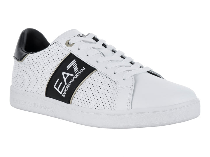 Tenis blancos de piel Emporio Armani con franja negra lateral y detalles perforados.