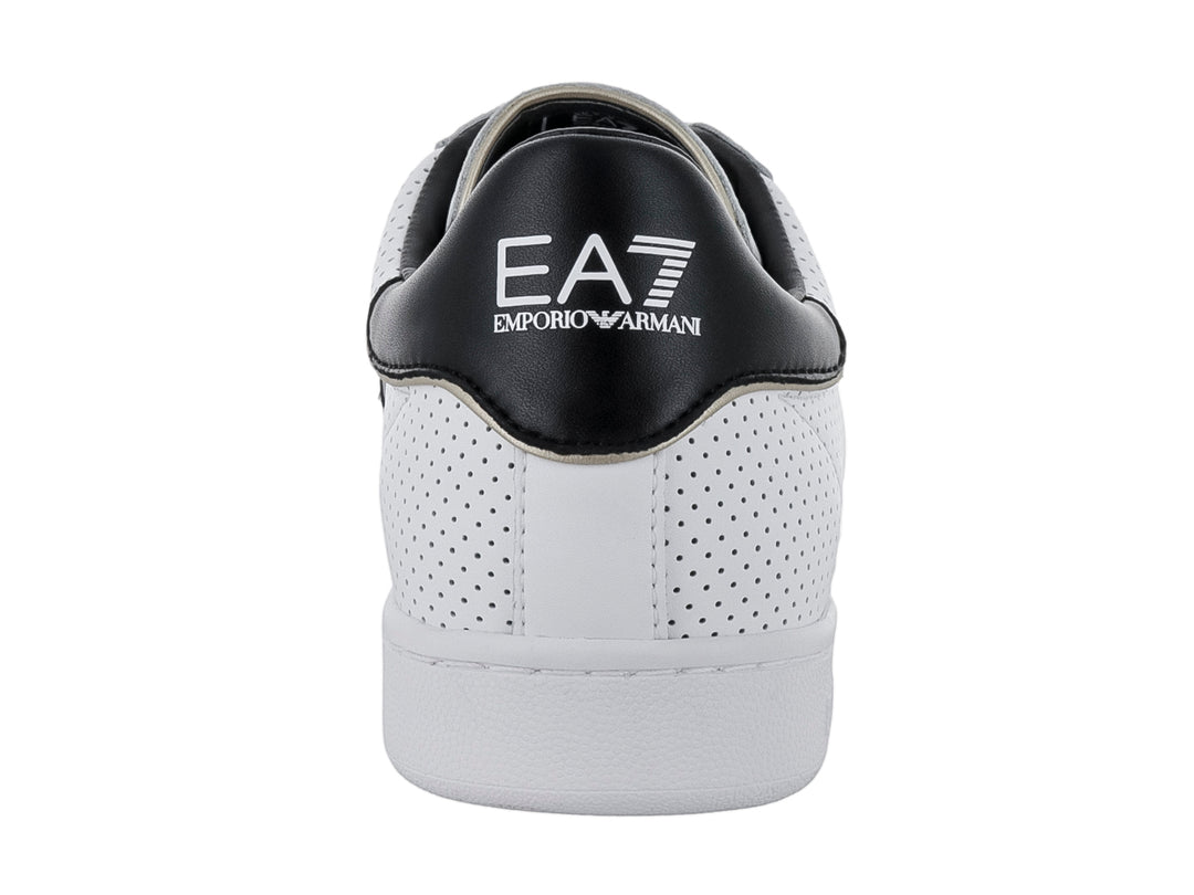 Tenis blancos de piel Emporio Armani con franja negra lateral y detalles perforados.