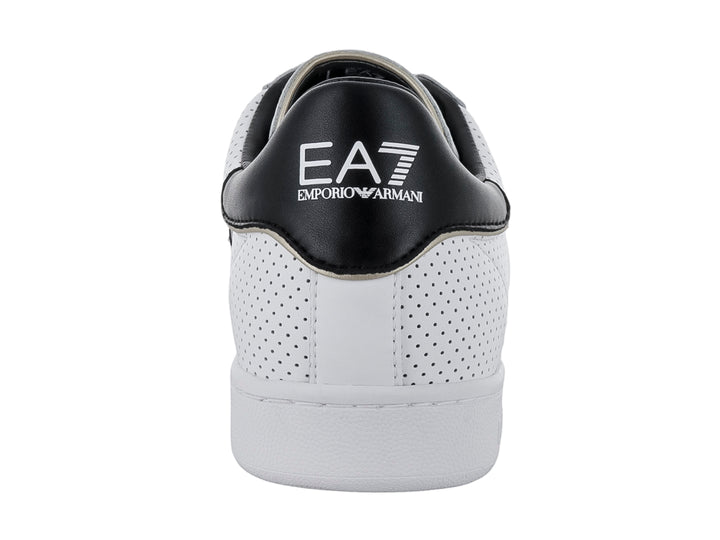 Tenis blancos de piel Emporio Armani con franja negra lateral y detalles perforados.