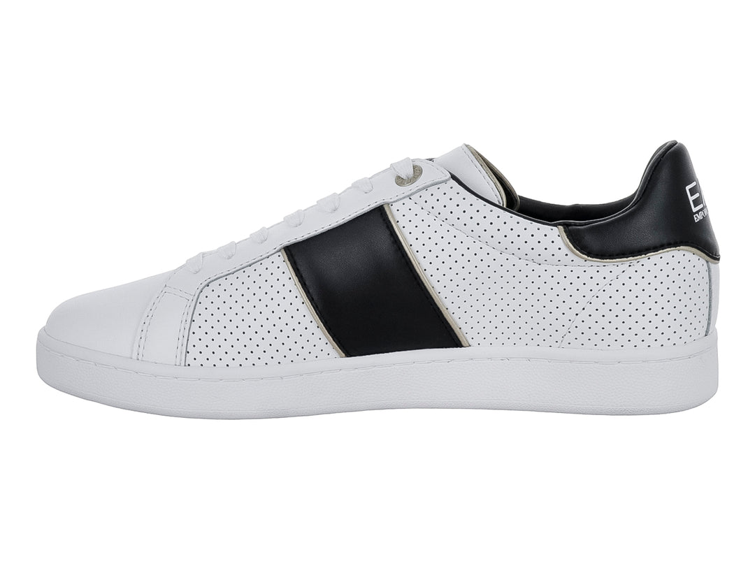Tenis blancos de piel Emporio Armani con franja negra lateral y detalles perforados.