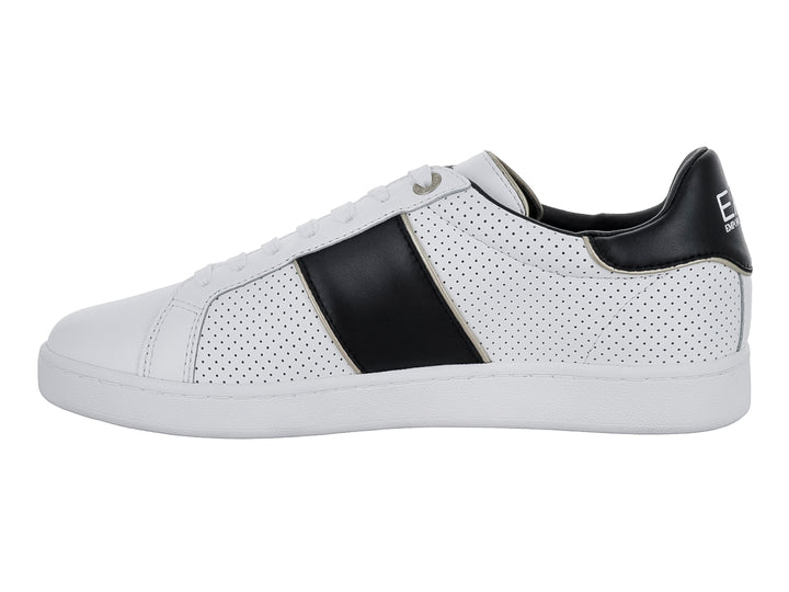 Tenis blancos de piel Emporio Armani con franja negra lateral y detalles perforados.