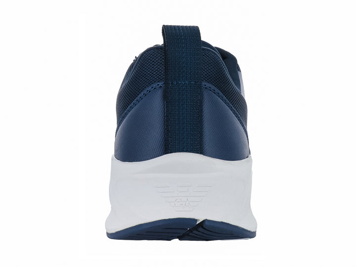 Tenis deportivos Emporio Armani en color azul marino con suela blanca y logotipo EA7 lateral.