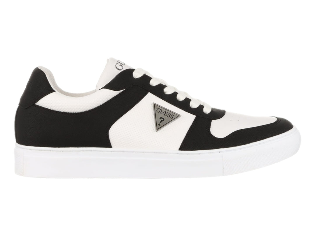 Tenis Guess de corte bajo en colores blanco y negro con suela blanca y logotipo lateral.