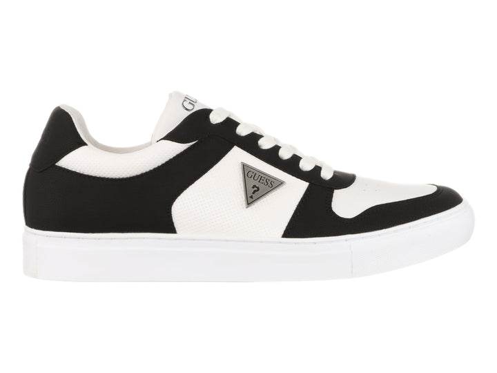 Tenis Guess de corte bajo en colores blanco y negro con suela blanca y logotipo lateral.