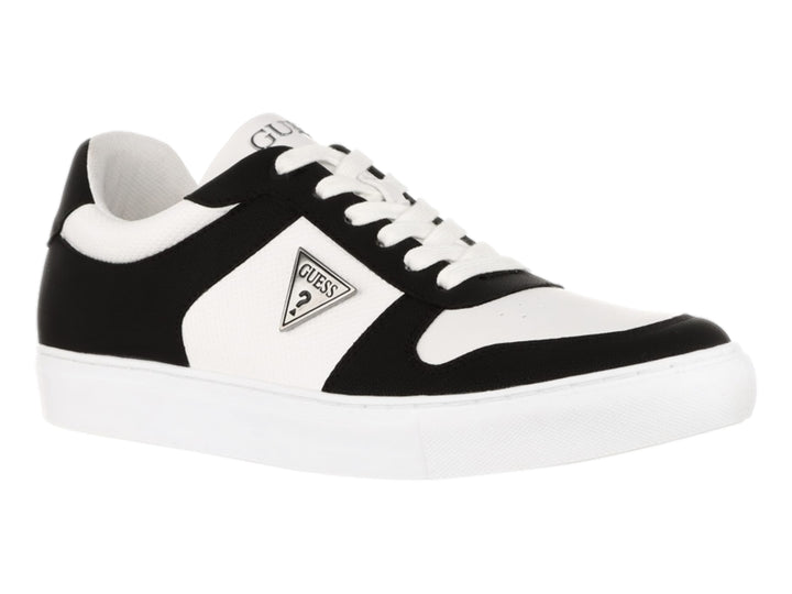 Tenis Guess de corte bajo en colores blanco y negro con suela blanca y logotipo lateral.