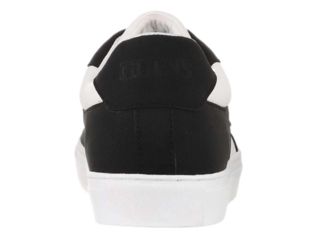 Tenis Guess de corte bajo en colores blanco y negro con suela blanca y logotipo lateral.