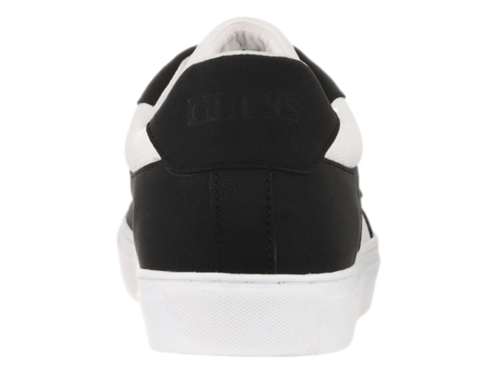 Tenis Guess de corte bajo en colores blanco y negro con suela blanca y logotipo lateral.